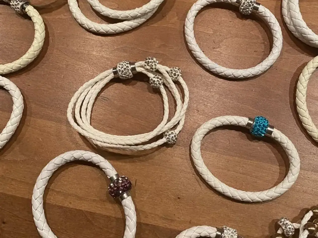 Billede 4 - Flotte hvide armbånd