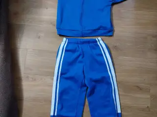 Blå joggingsæt str. 9 år