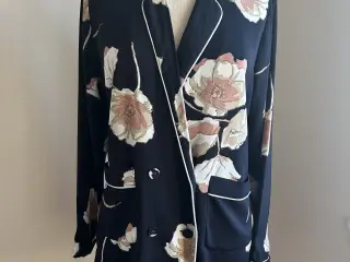 Dobbeltradet blazer. Blå med blomster