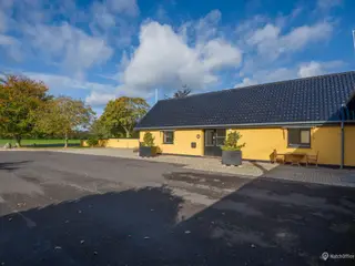 Indbydende kontor i god stand med gode parkeringsforhold - kun ca. 3 km fra Roskilde