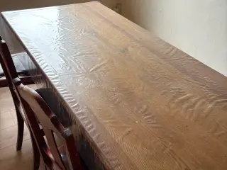 Spisebord med stor bænk