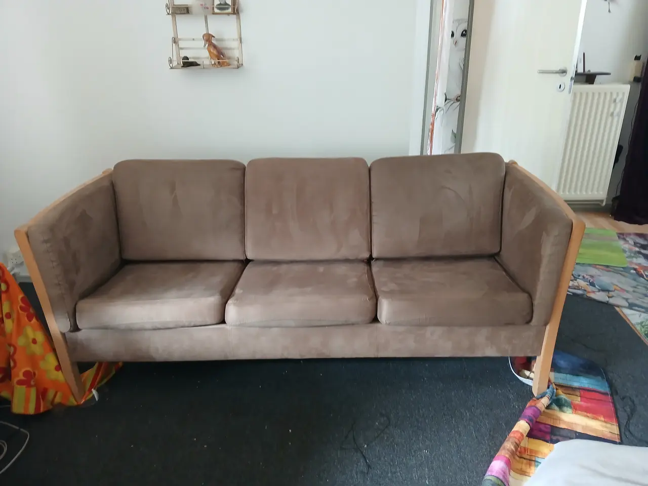 Billede 5 - tremme sofa grå, føles som ruskind/velour