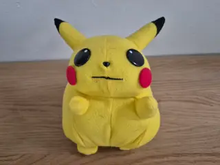 Pokemon Pikachu 20 cm, Kommer fra ikke ryger hjem