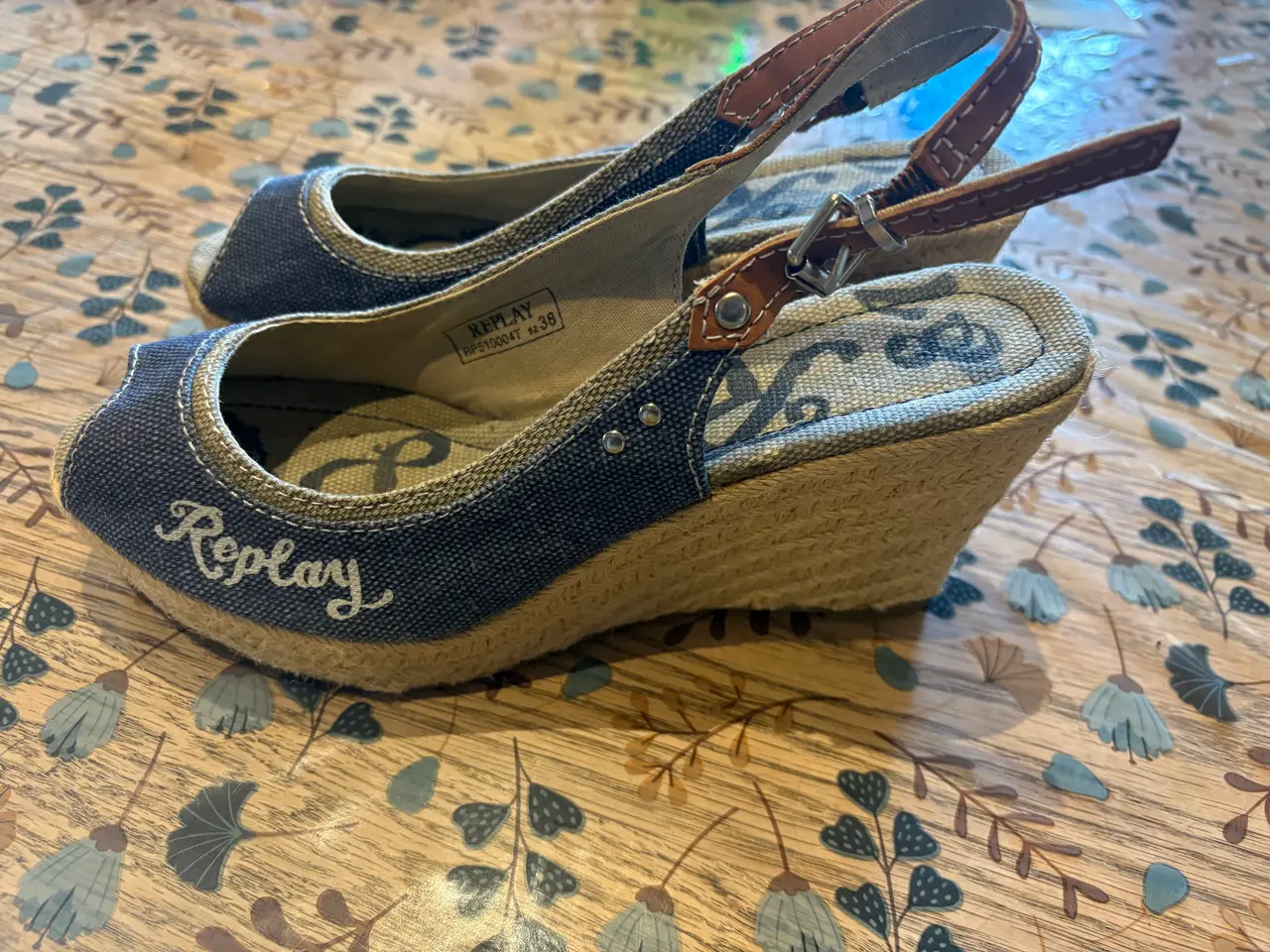 Billede 2 - Replay sandal med kilehæl