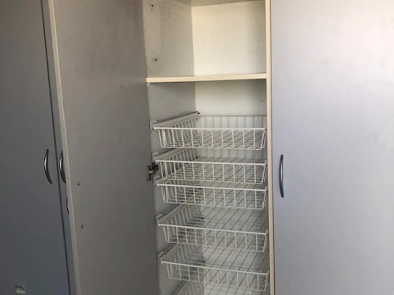 Billede 13 - Garderobeskab , Grå skabslåger 1500kr