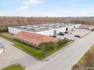 Velplaceret lagerejendom med udeareal