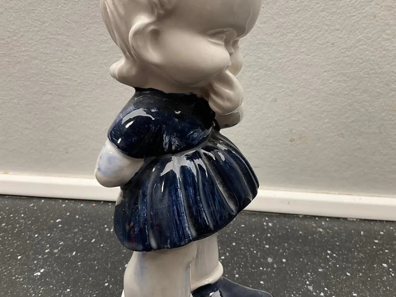 Billede 2 - Figur af pige