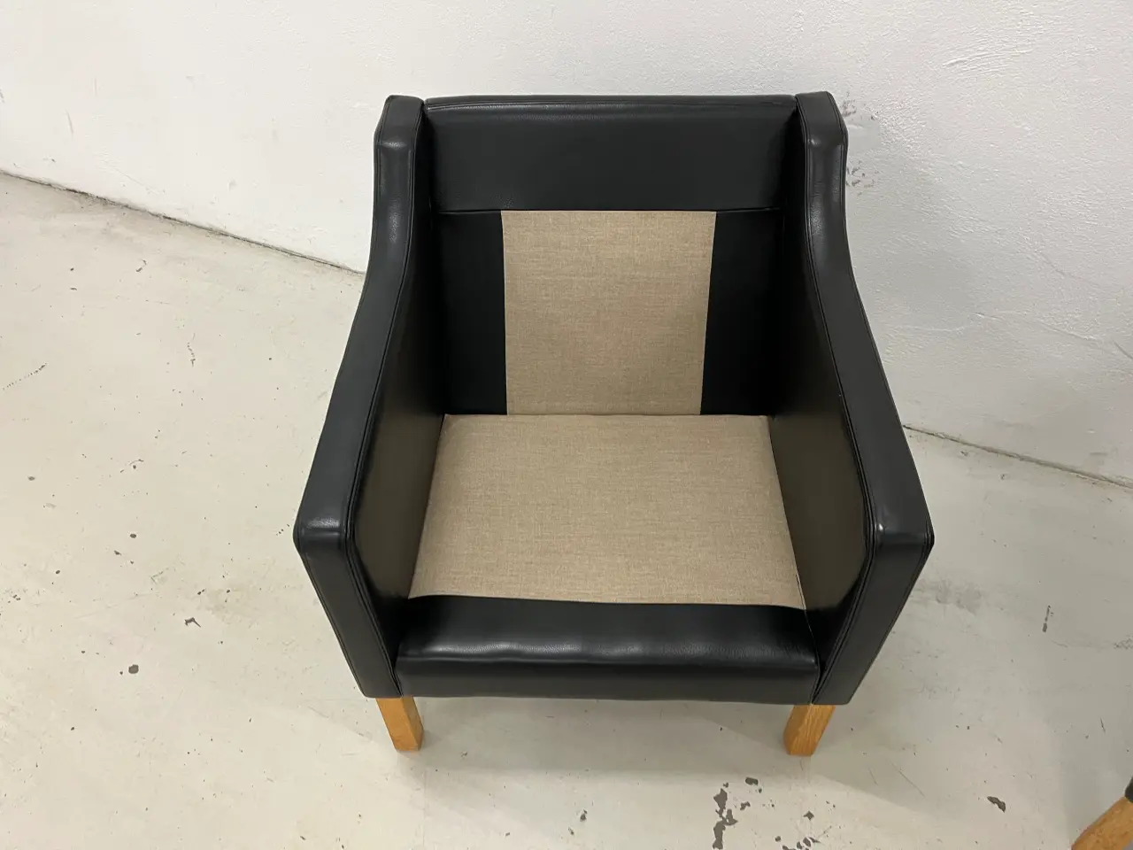 Billede 10 - Nielaus lounge stole i sort semi anilin læder.