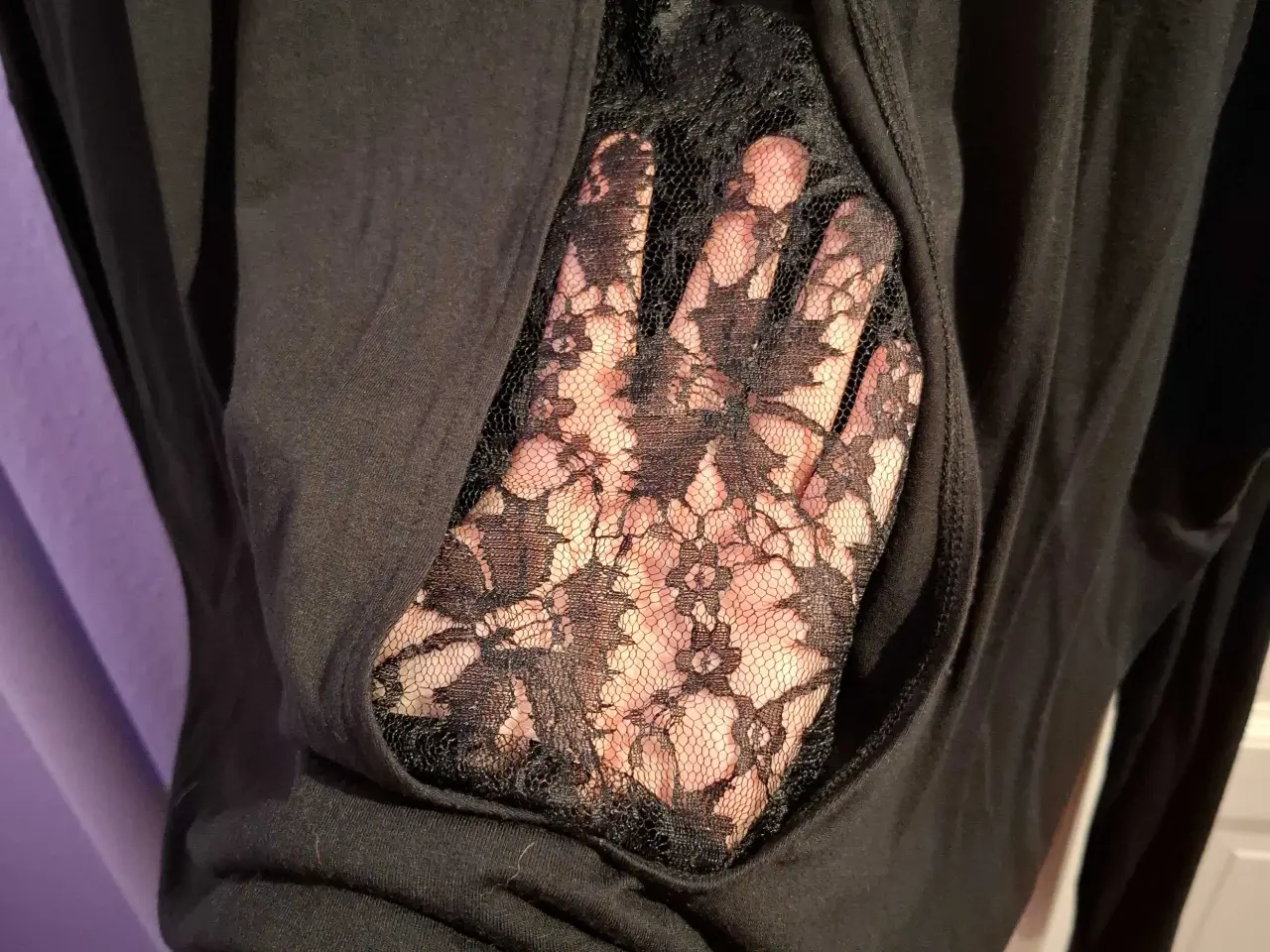 Billede 5 - Sort bluse med flotte detaljer bag på ryggen