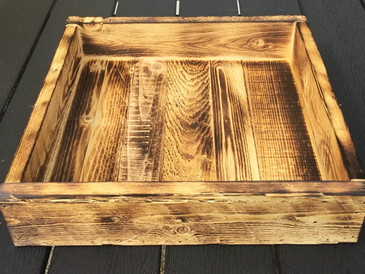 Billede 2 - Overflade brændt bakke i genbrugstræ 35 x 35