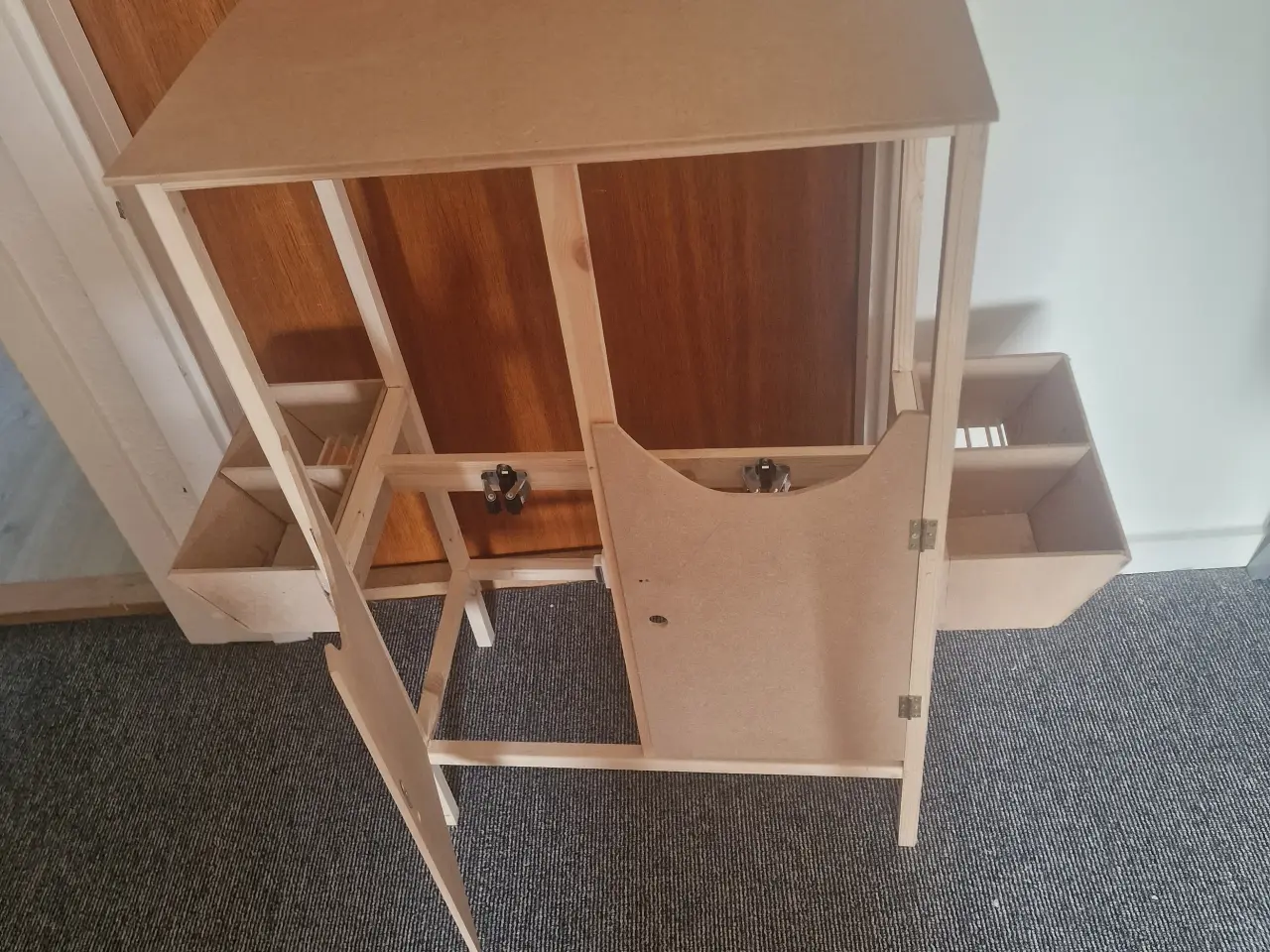 Billede 1 - årets julegave ide hjemmelavet kæphestestald