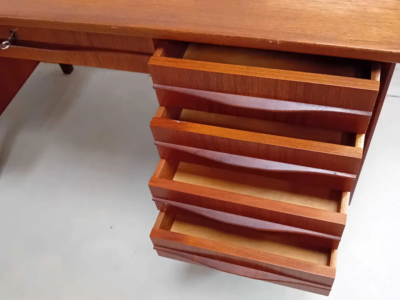 Billede 2 - Skrivebord teaktræ med hylder