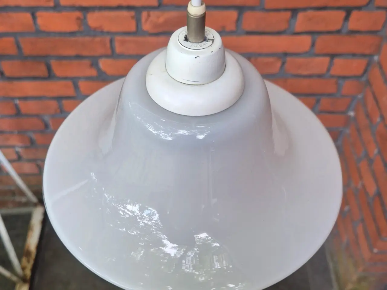 Billede 11 - Retrolampe i hvidt opalglas med elegante svaj