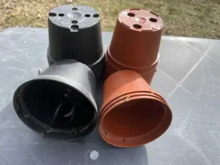 Sorte og røde plastikpotter