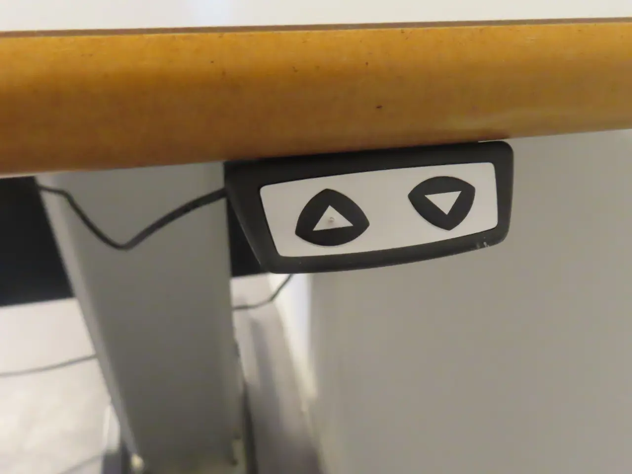 Billede 4 - Hæve-/sænkebord inkl. 2 stole