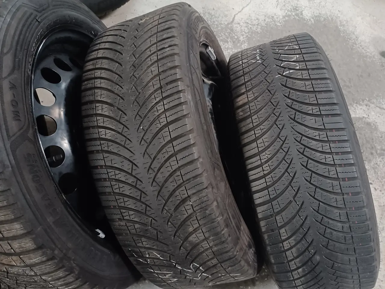 Billede 2 - Ford fælge med helårsdæk.
