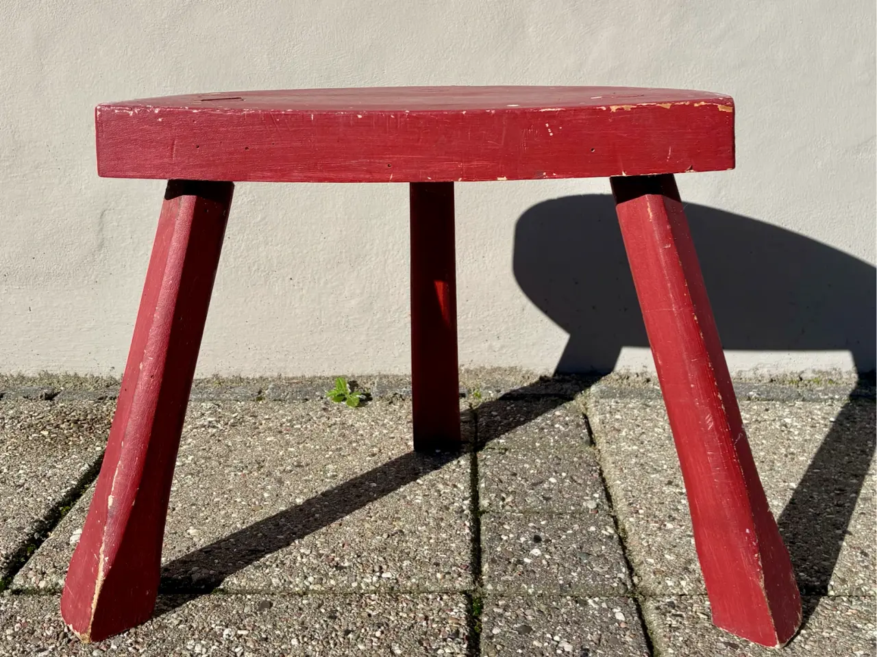 Billede 3 - Charmerende rød malkestol / vintageskammel