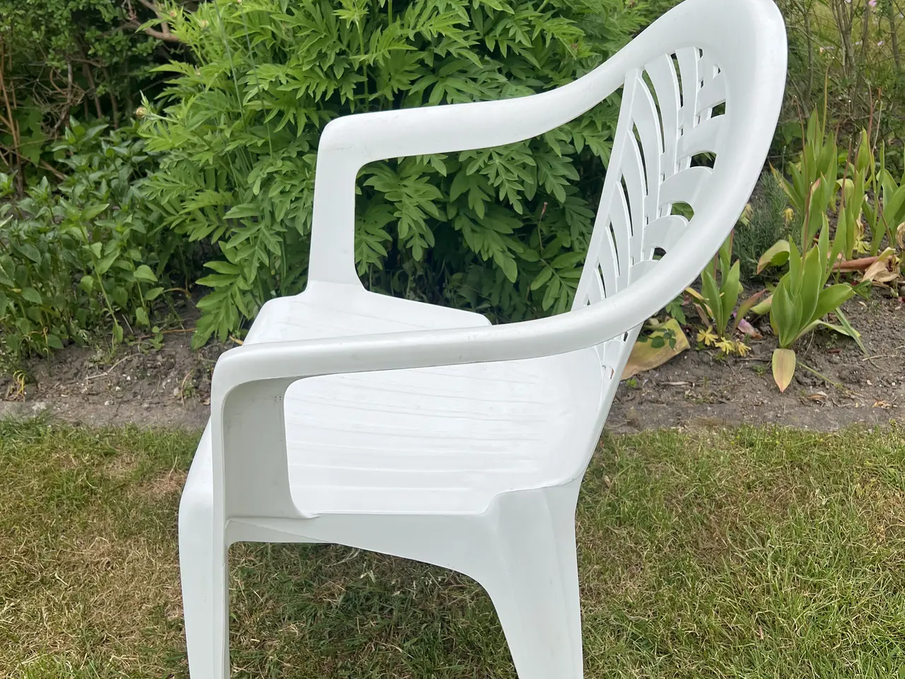 Billede 3 - 6 hvide havestole i plastic