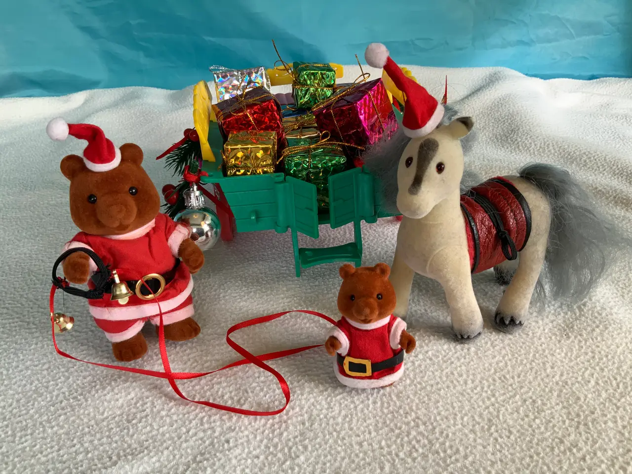 Billede 4 - Julebamsens Sylvanian pony, hestevogn og gaver