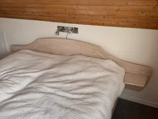 Sengegavl i træ 
