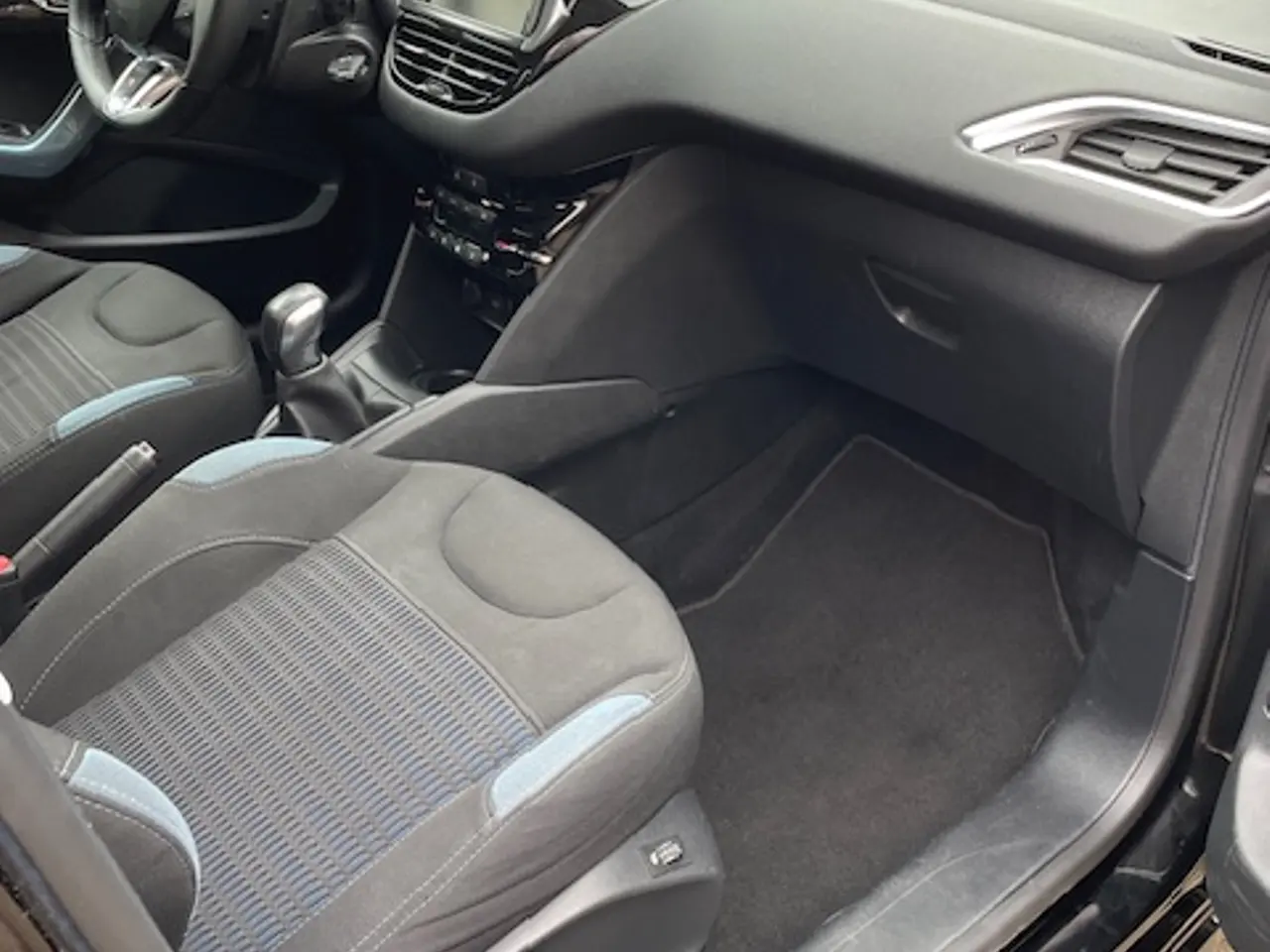 Billede 7 - Kør hjem i fin Peugeot 208 Allure sky.