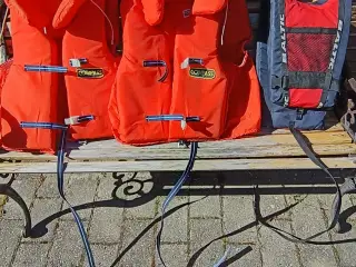 Redningsveste - to til voksne samt en til barn