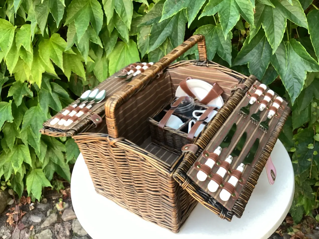 Billede 2 - Bambus picnic kurv med indhold