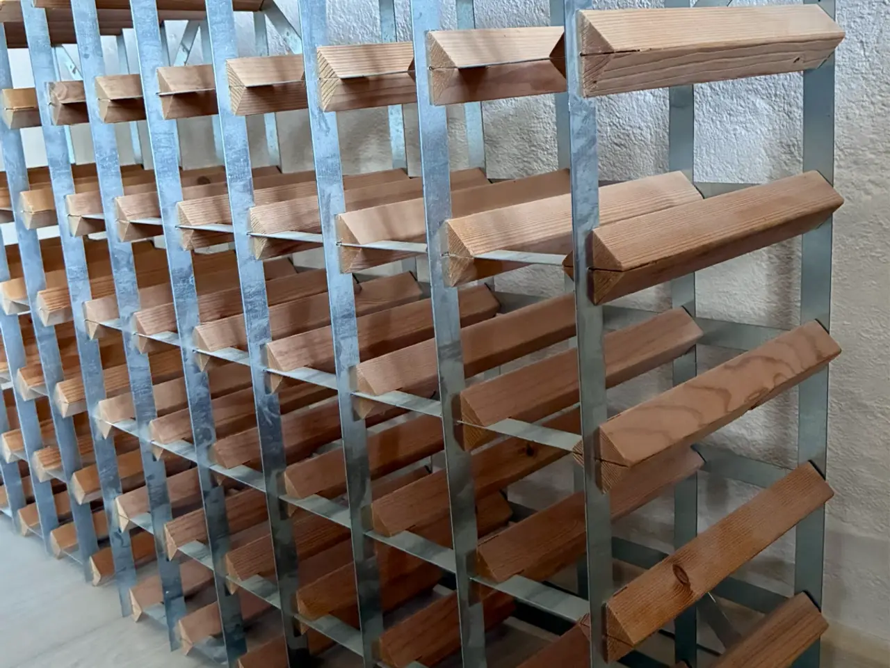 Billede 6 - Klassiske vinreoler i træ og metal – Perfekt stand