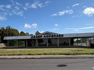 Udstillngshal og højloftet lager