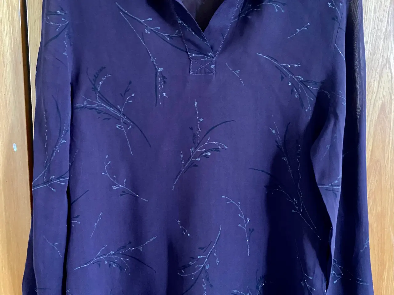 Billede 5 - Grå og lilla bluse i samme design