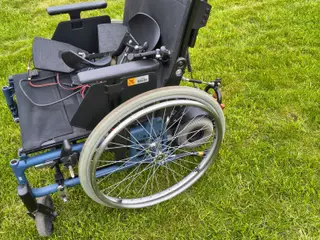 Kørestol, letvægt med hjælpemotor for ledsager