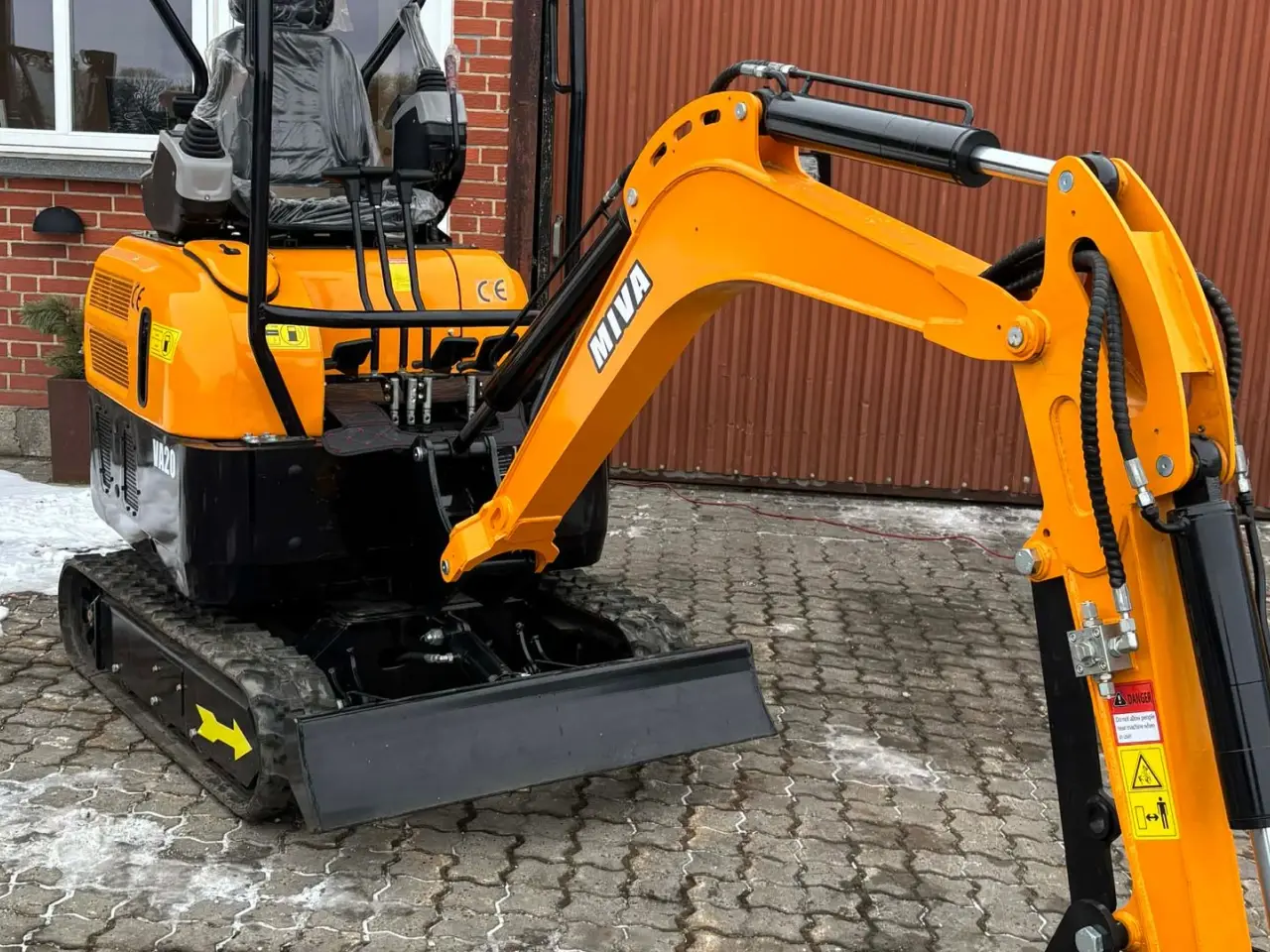 Billede 1 - - - - Miva fabriksny 1800kg minigraver
