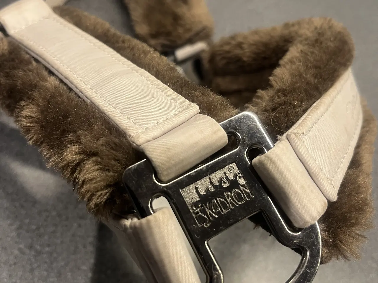 Billede 2 - To Eskadron grimer i beige – én med glitterdetalje