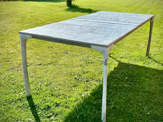 Gratis havebord med aluminiumsstel og skifferplade
