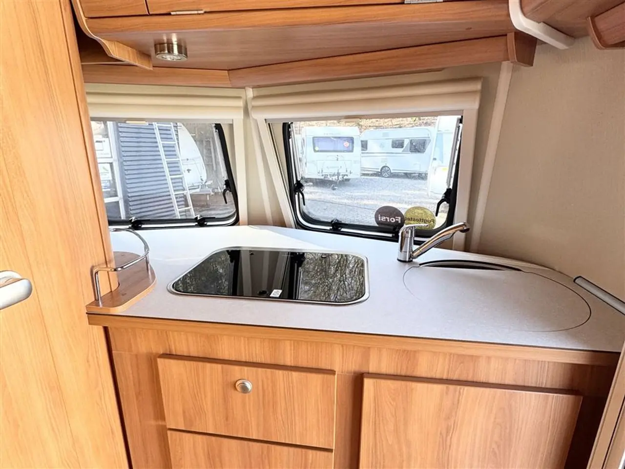 Billede 10 - 2018 - Hymer Eriba Familia 320 Dobbeltseng-Endesiddegruppe-Mover-Telt