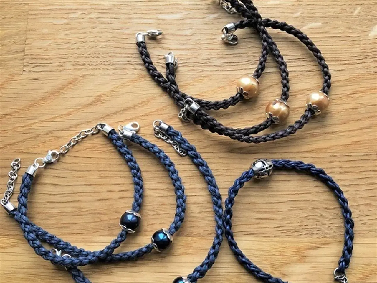 Billede 2 - Flettede armbånd med perler - blå eller brun