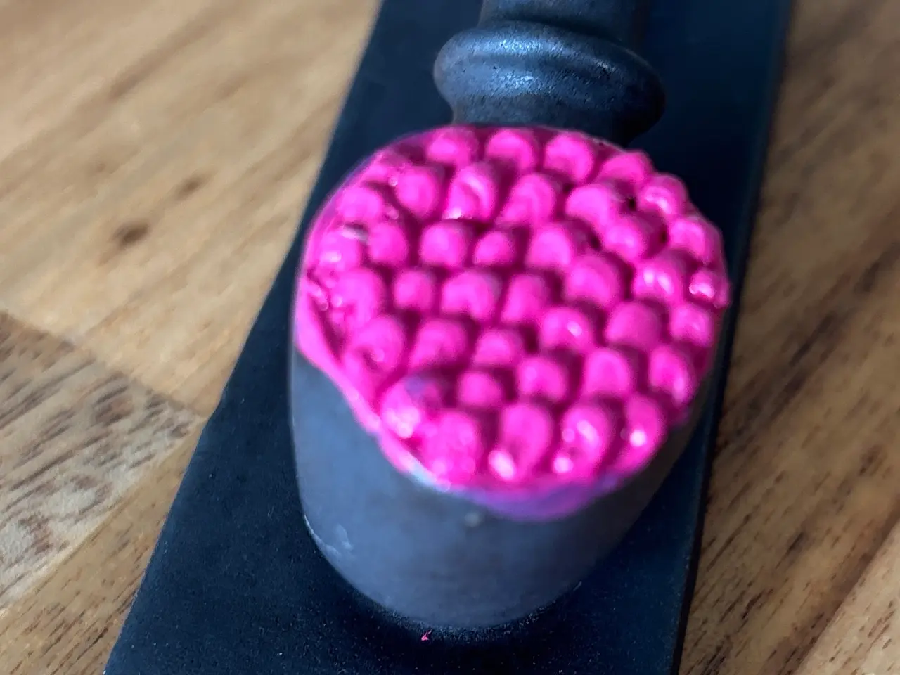 Billede 6 - Lakrids pibe med pink top håndlavet i keramik.