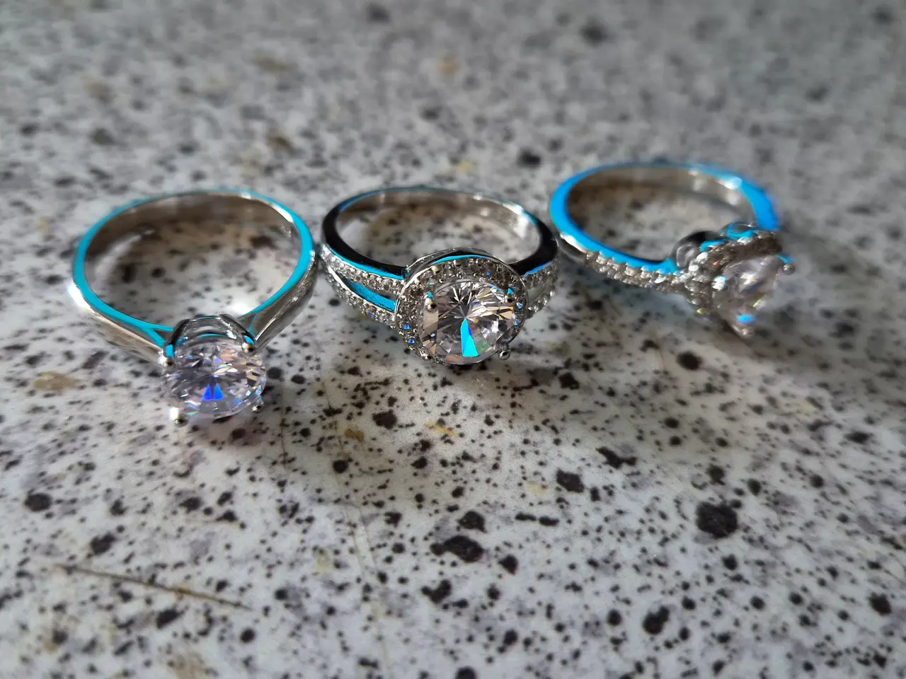 Billede 3 - Sølv fingerringe med diamant lignende sten