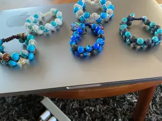 Nye knyttede armbånd