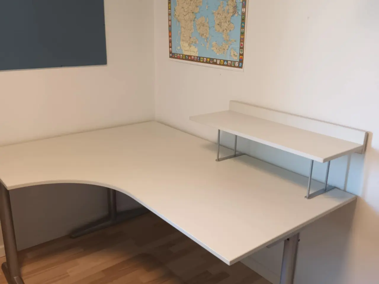 Billede 3 - Hjørneskrivebord med ekstra hylde
