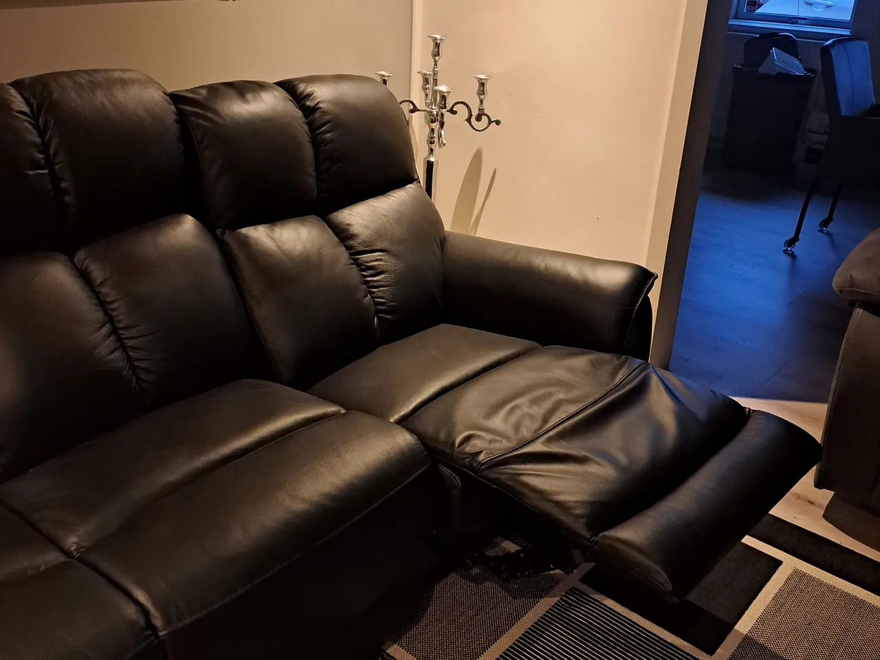 Billede 5 - Sort læder sofa med indbygget fodskammel.
