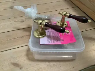 3 dørhåndtag i messing og træ