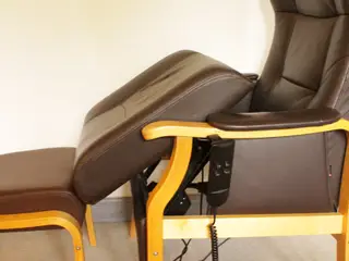 Brun læder Sorøstol m sædeløft (el)