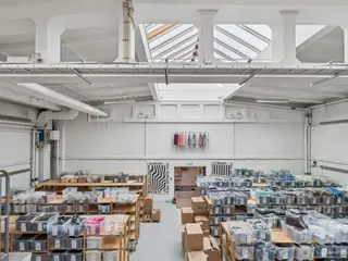 Unikt lager-. kontor- og showroomlejemål på 2.529 m² med mulighed for fleksibel opdeling