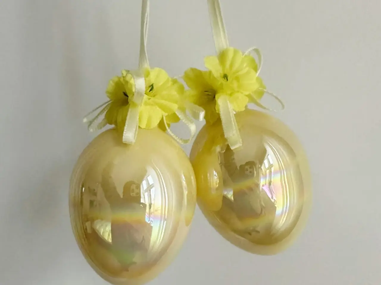Billede 2 - Iriserende æg, gult m blomster, 2 stk samlet