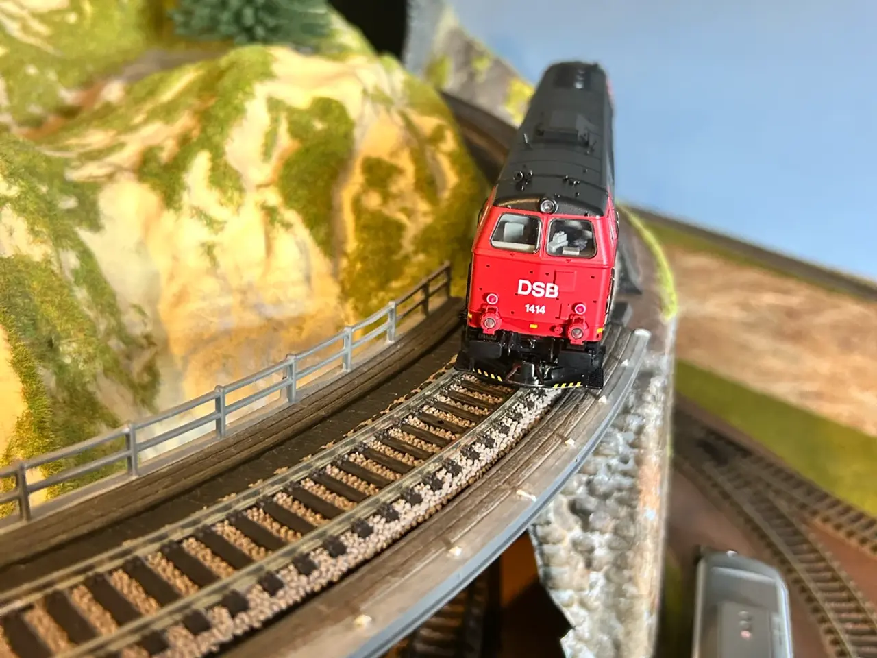 Billede 2 - Modeltog DSB DIESELLOKOMOTIV ROCO MZ RØD-SORT
