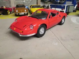 Modelbil   Ferrari Dino    Anson  1:18