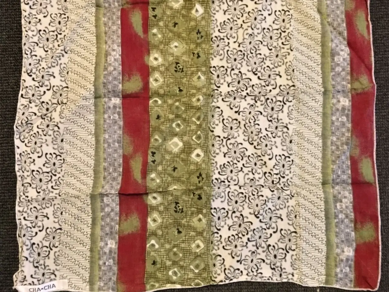 Billede 1 - Tørklæde - Mærke: CHA-CHA str. 53 x 55 cm