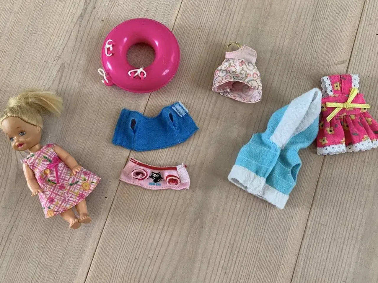 Billede 1 - Lille babiedukke ink. tøj, badering og hund