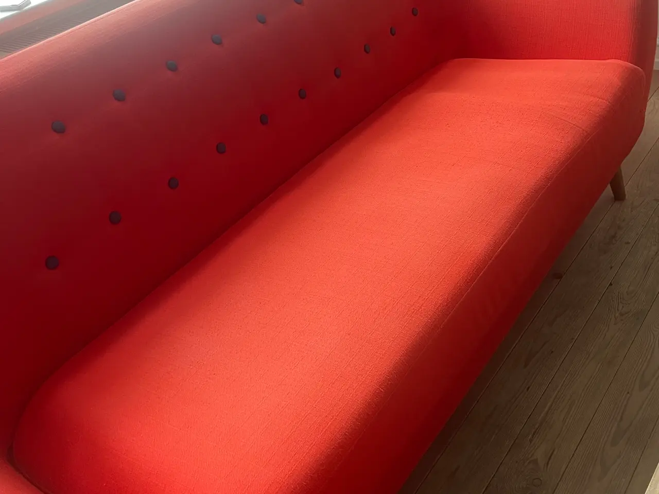 Billede 4 - Rød 2-3 pers sofa. Hent for 100kr